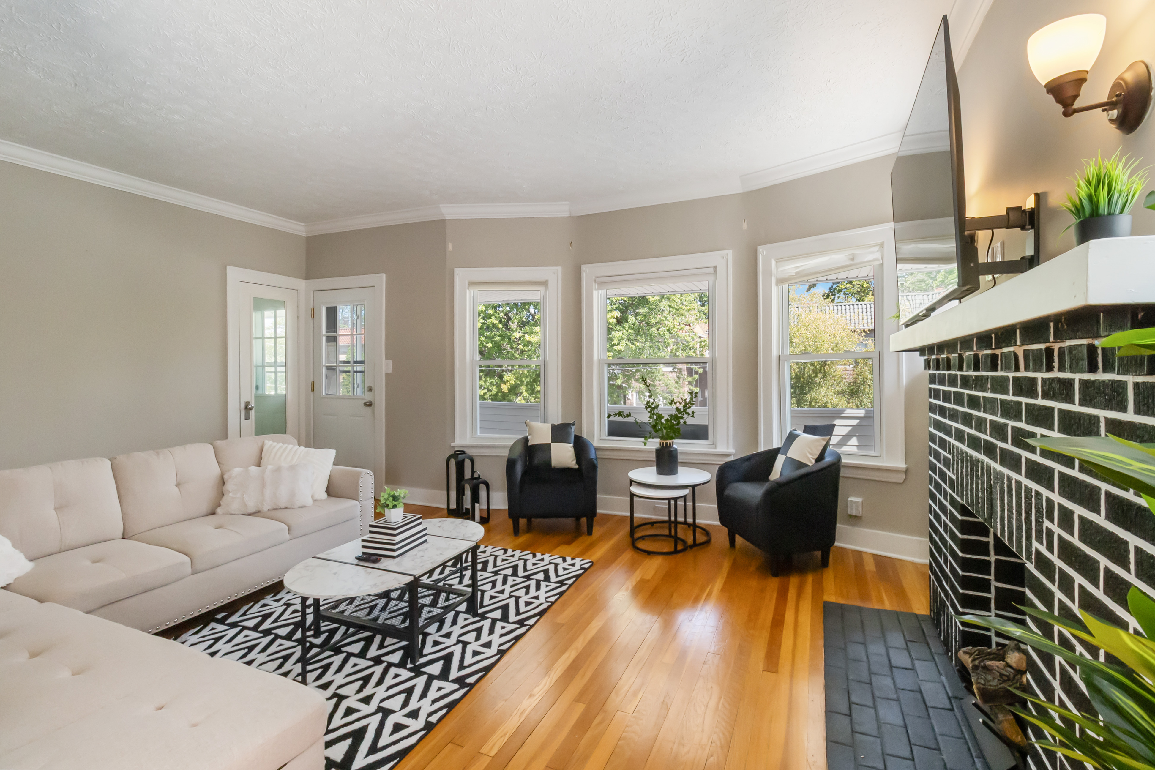 Walkable to Lakewood & Rocky River 2nd floor in Lakewood, OH
