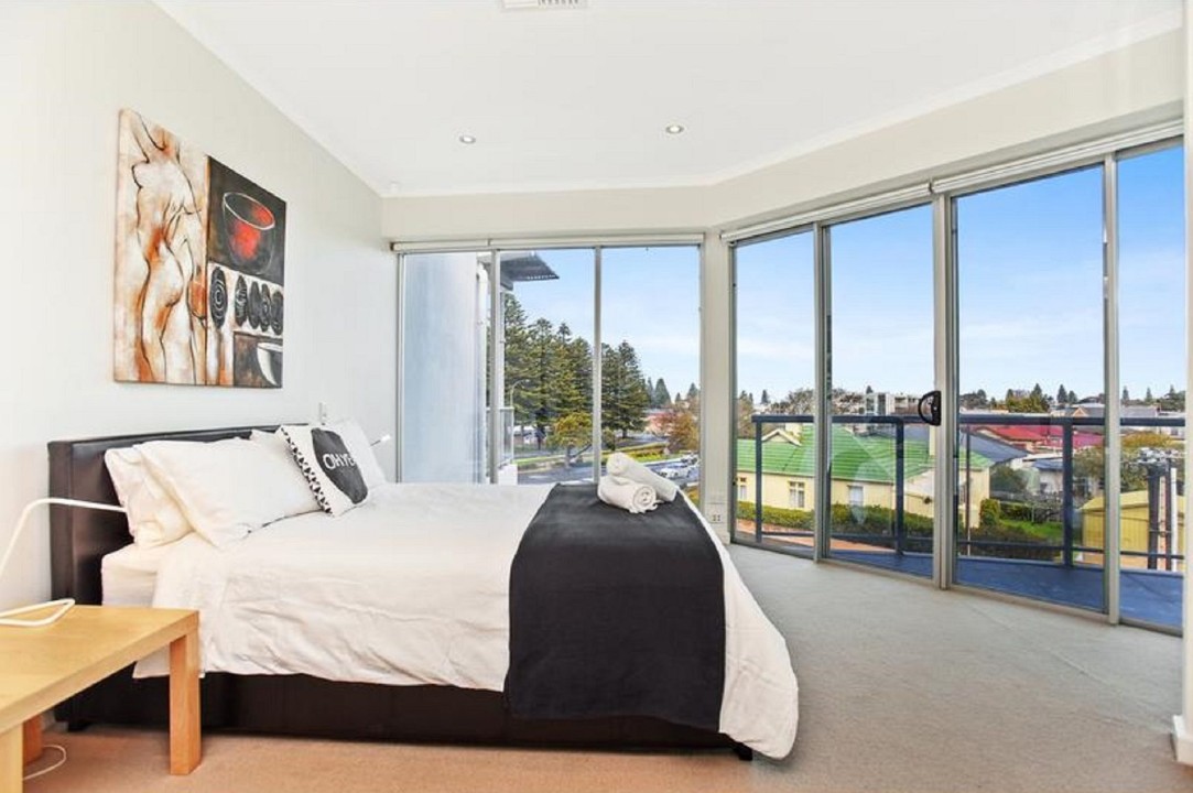 Three-bedroom layout with versatile bedding configuration, comfortably accommodating up to seven guests.