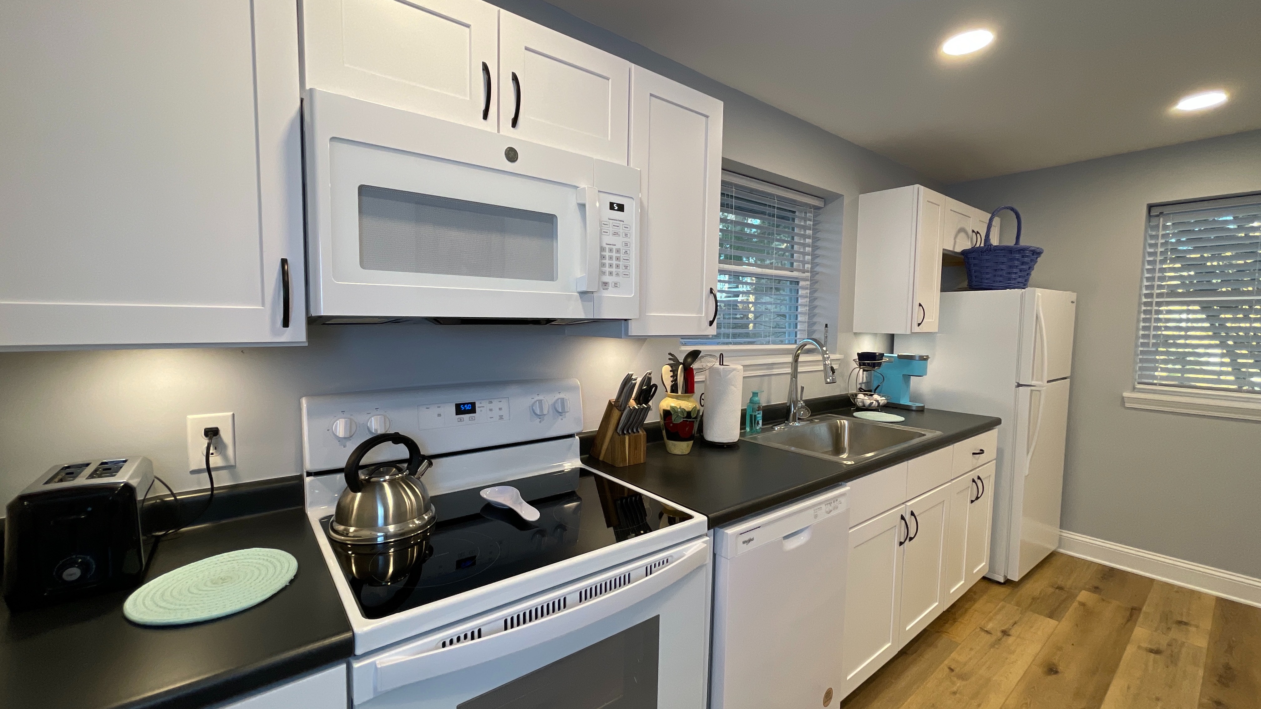 Cozy 2BR Retreat | Near Casino, Queen Beds, Parkin photo 4