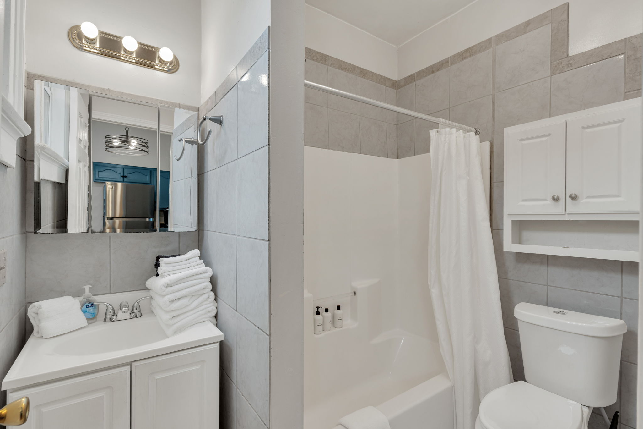 Fresh, clean bathroom with hotel-style towels