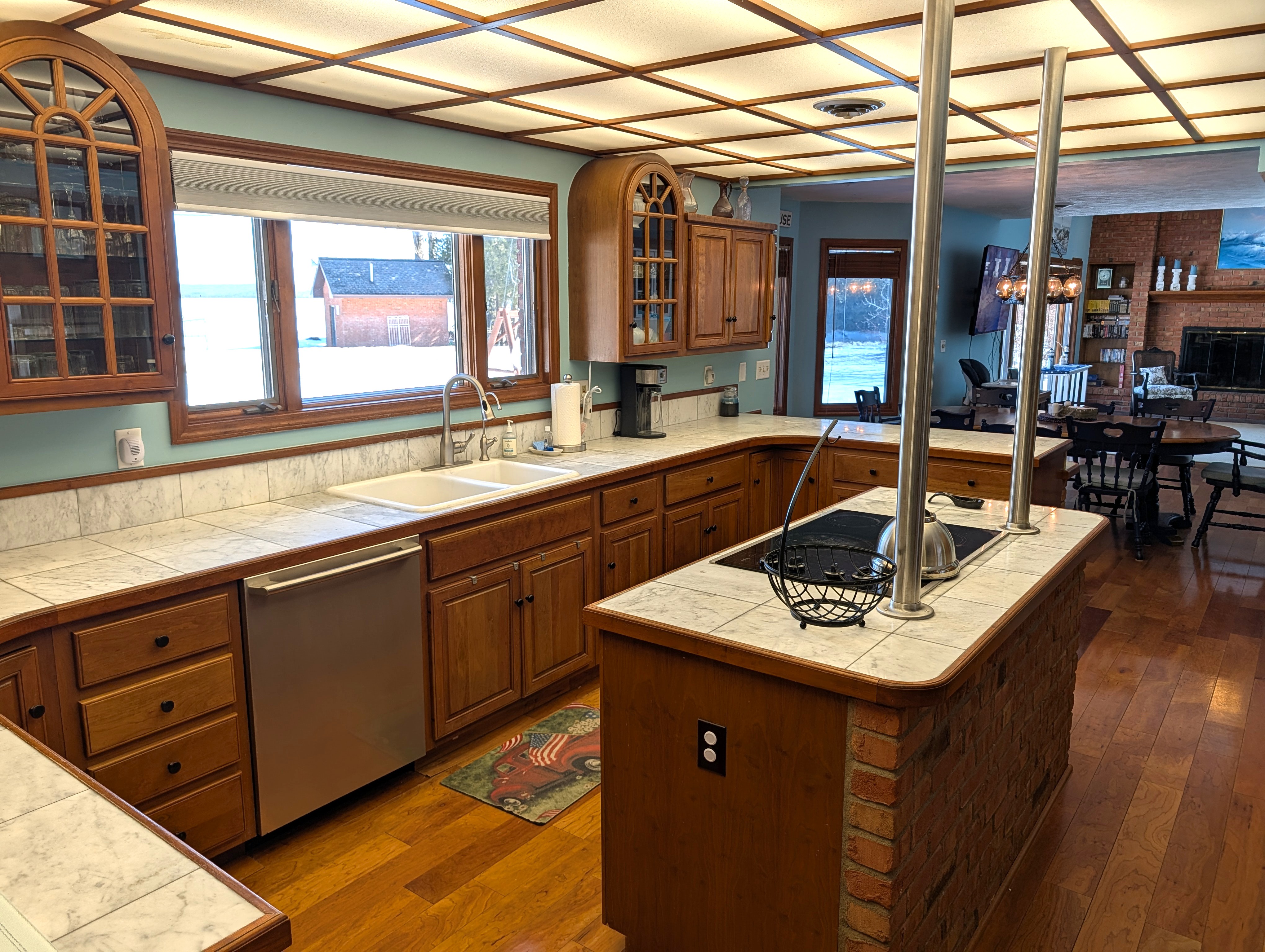 KITCHEN:  The home has a very large kitchen with all appliances (including a dishwasher) plus a kitchen island.