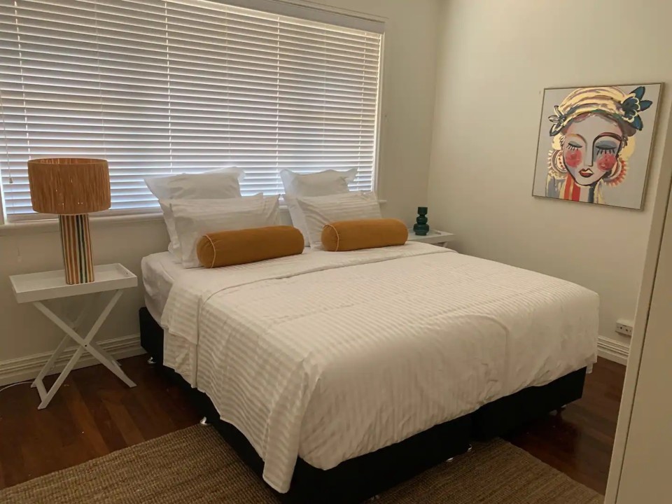 Unwind @  Yokine Escape 'Pet Friendly"  - King size bed with silk bamboo linen