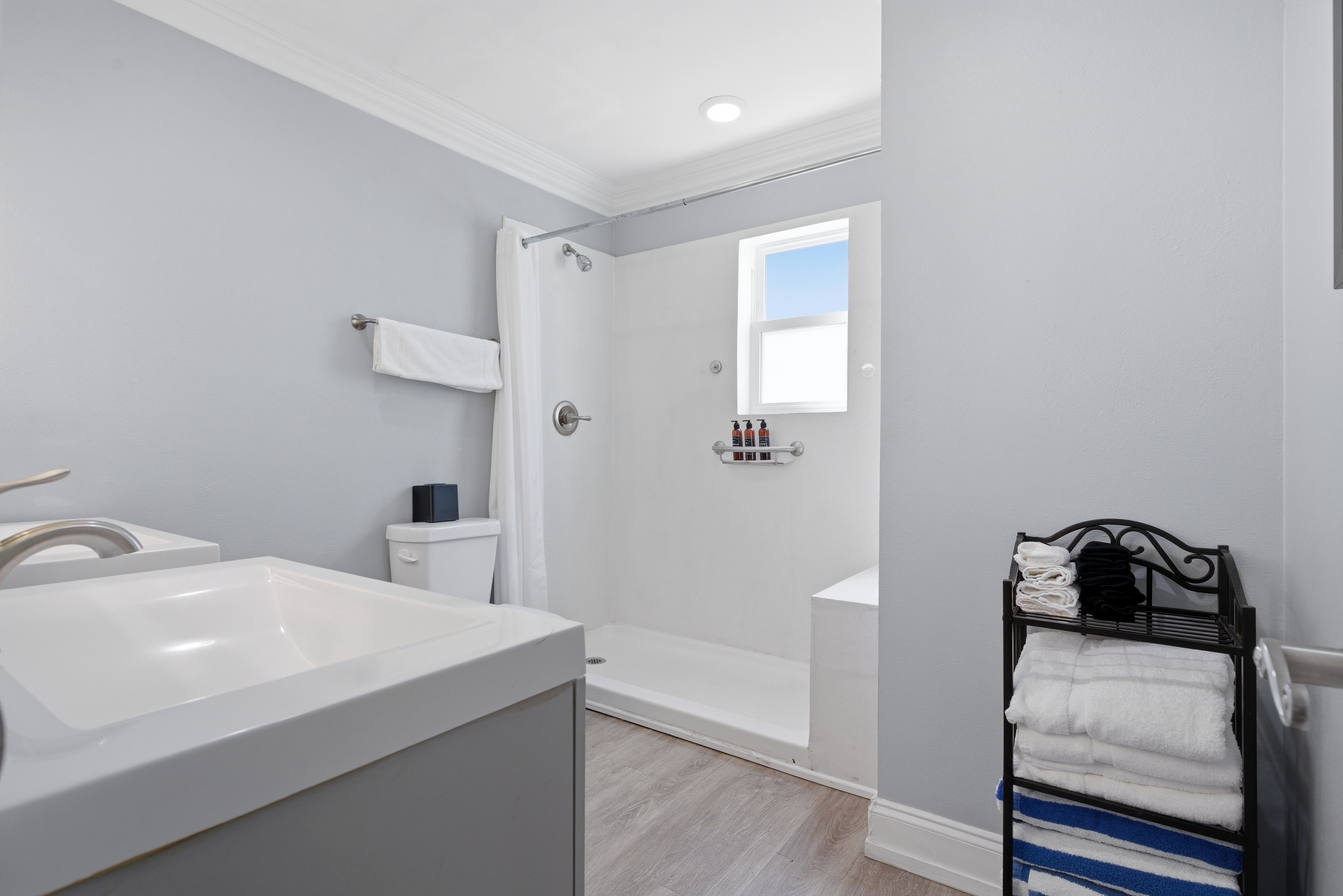 Minimal bath space with a calming feel