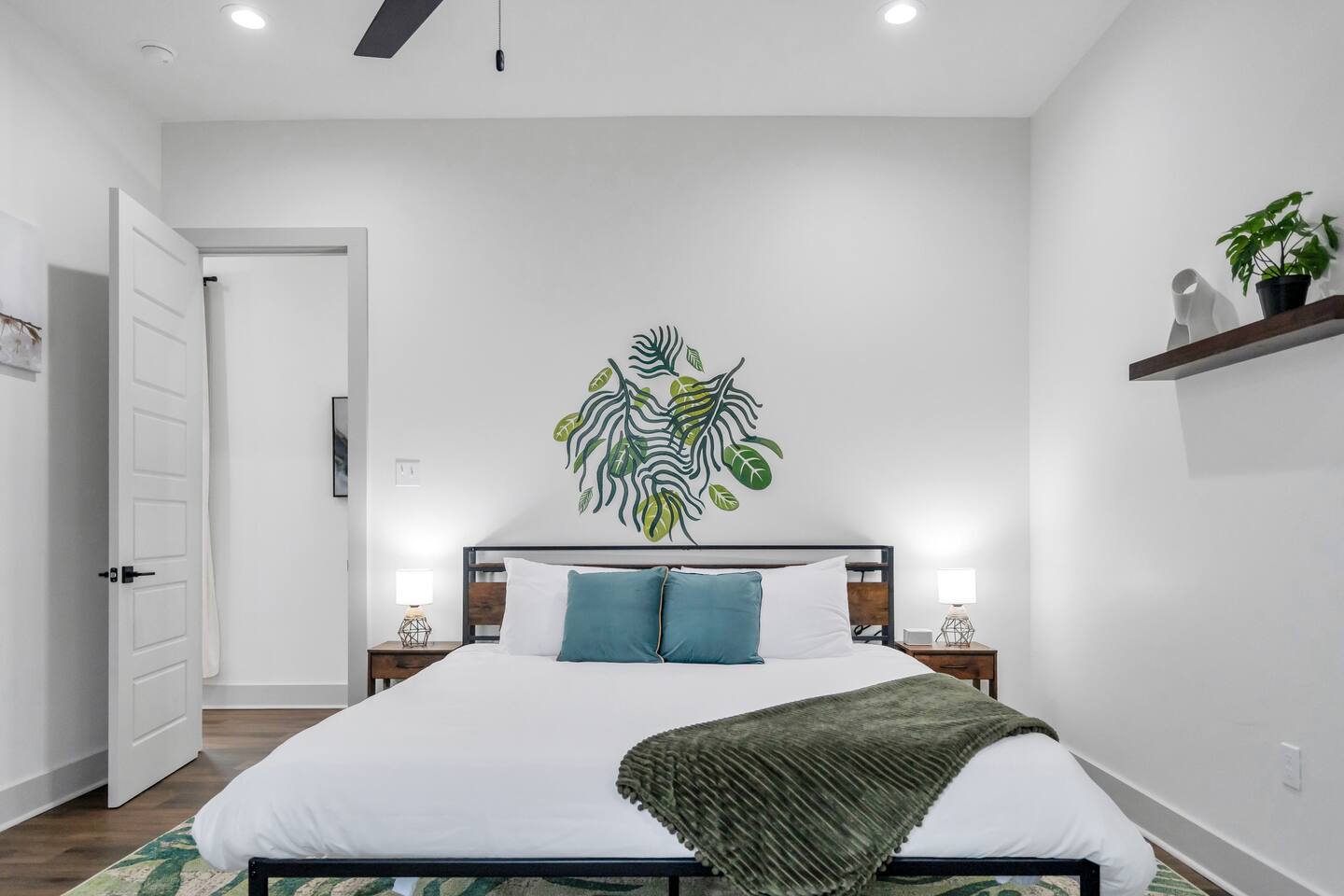 Second bedroom with king sized bed