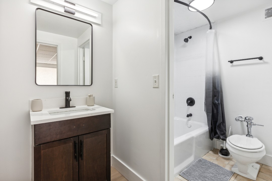 on East, 120 - · Unit 111  1/1