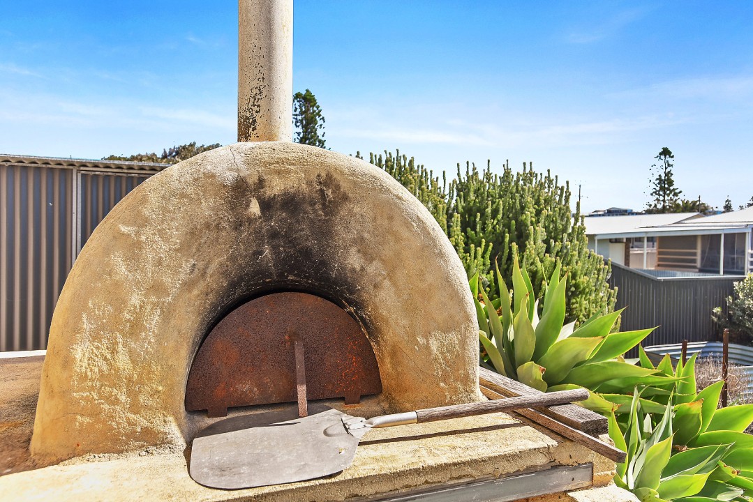 Terrace with BBQ and a wood oven – perfect for alfresco dining