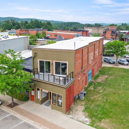 Centrally Located Above a Boutique – One Block from the Marina
