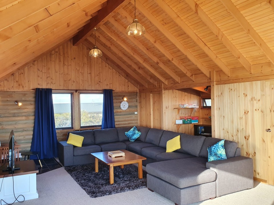 60-inch Smart TV, free unlimited Wi-Fi, board games, books, a dartboard, and a nostalgic PlayStation 1—ideal for downtime, rain days, or family game nights.