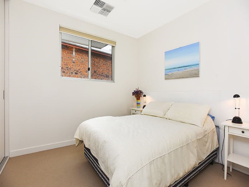 Features reverse-cycle air conditioning, complimentary Wi-Fi, TV, and full in-unit laundry with washing machine and dryer.