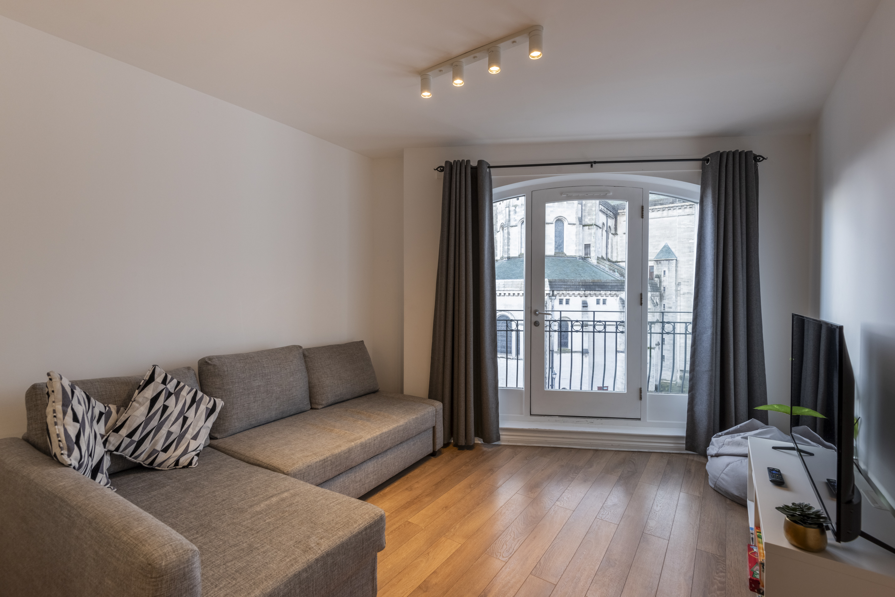 Cathedral Views 2BR | Central Belfast | Sleeps 6 — Belfast, Northern Ireland — vacation rental