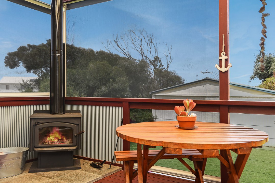 Features both front and rear timber decks, a gas BBQ, and outdoor dining for up to 8 people – ideal for alfresco meals and evening wind-downs.