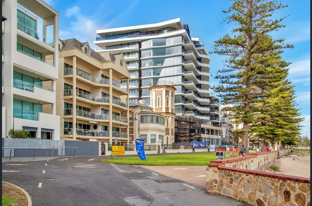 Easy access to Jetty Road's cafes, restaurants, and retail precinct – no car required.