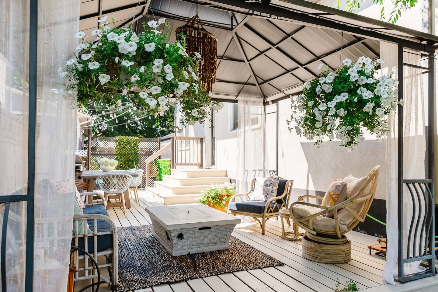Gorgeous Bungalow with a Deck/Pets OK — Kelowna, British Columbia — vacation rental