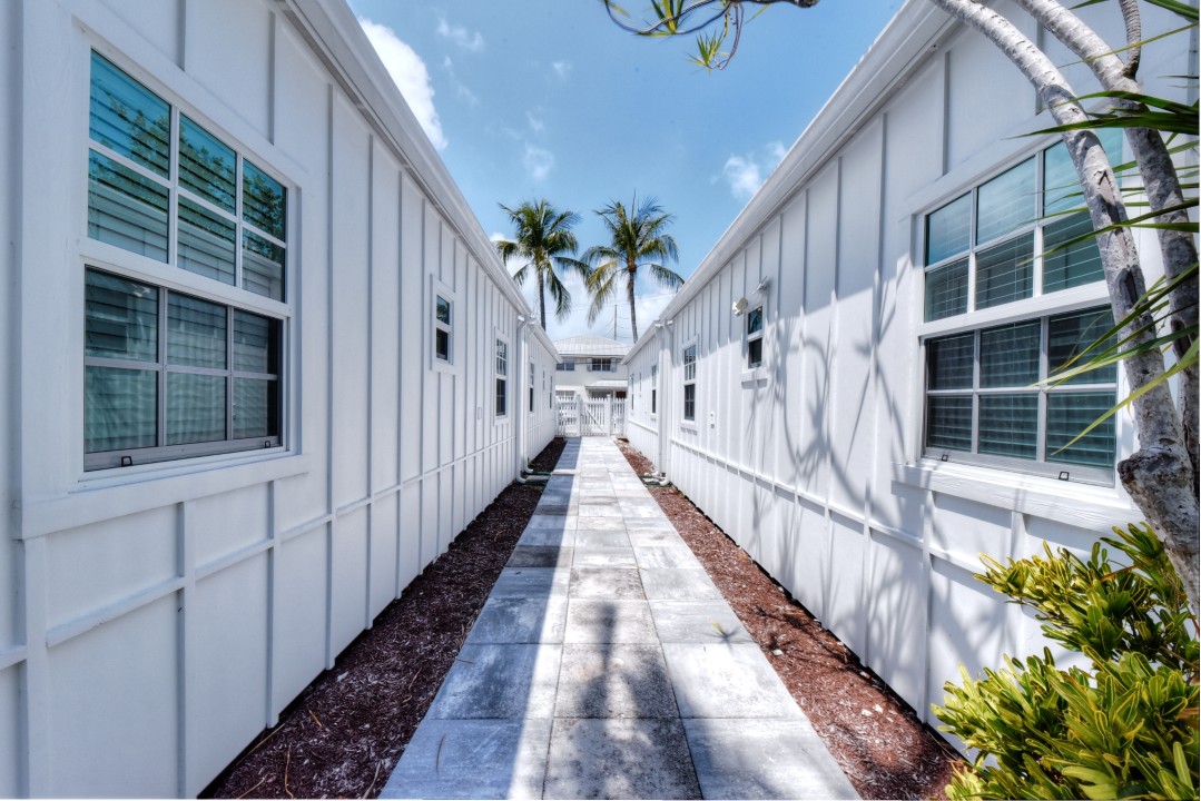 1/1 Cottage close to Duval st. — Set back from the street in a gated community of 4 homes.
