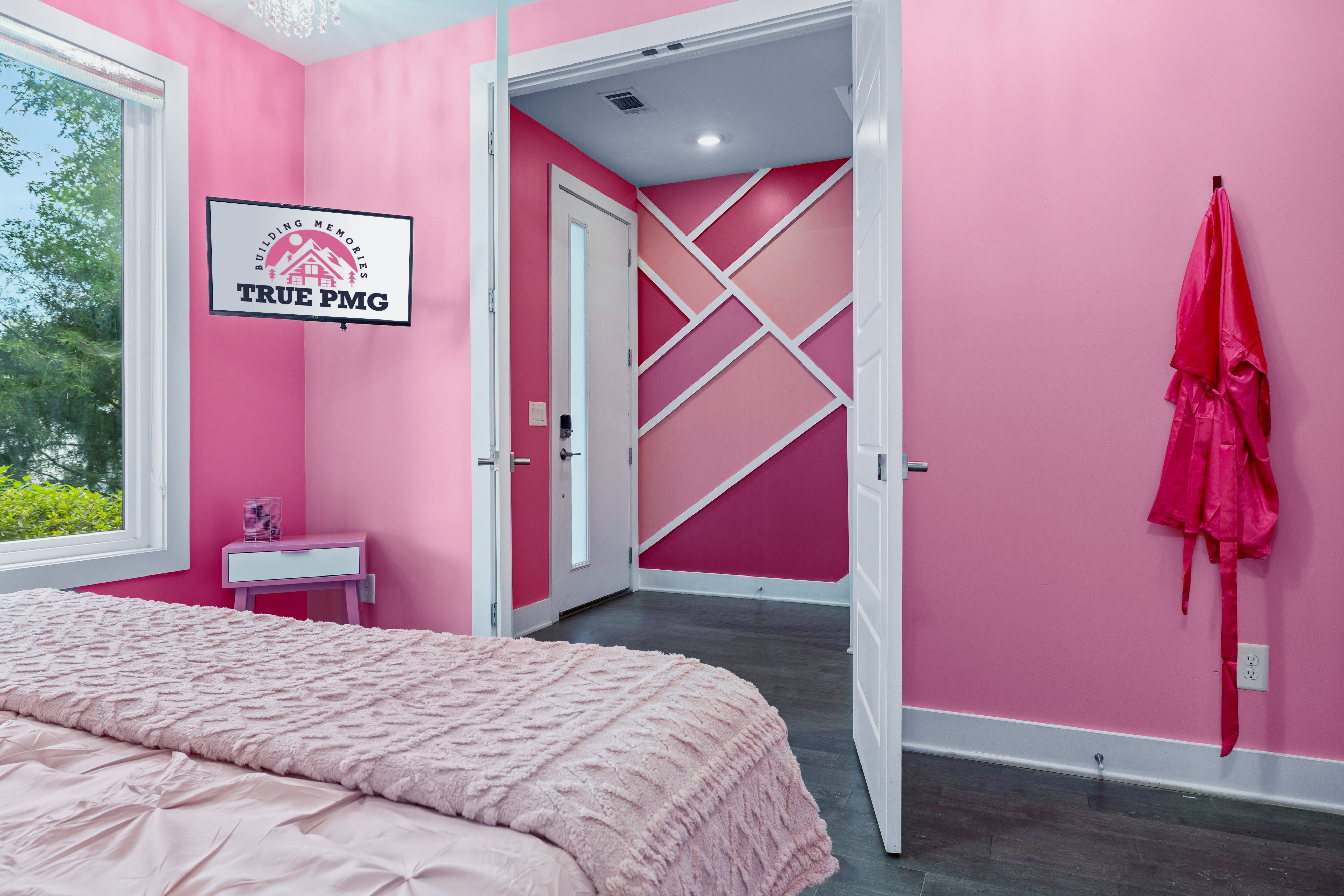 Pink Honky-Tonk · Karaoke Stage, Pink Glam & Bar
