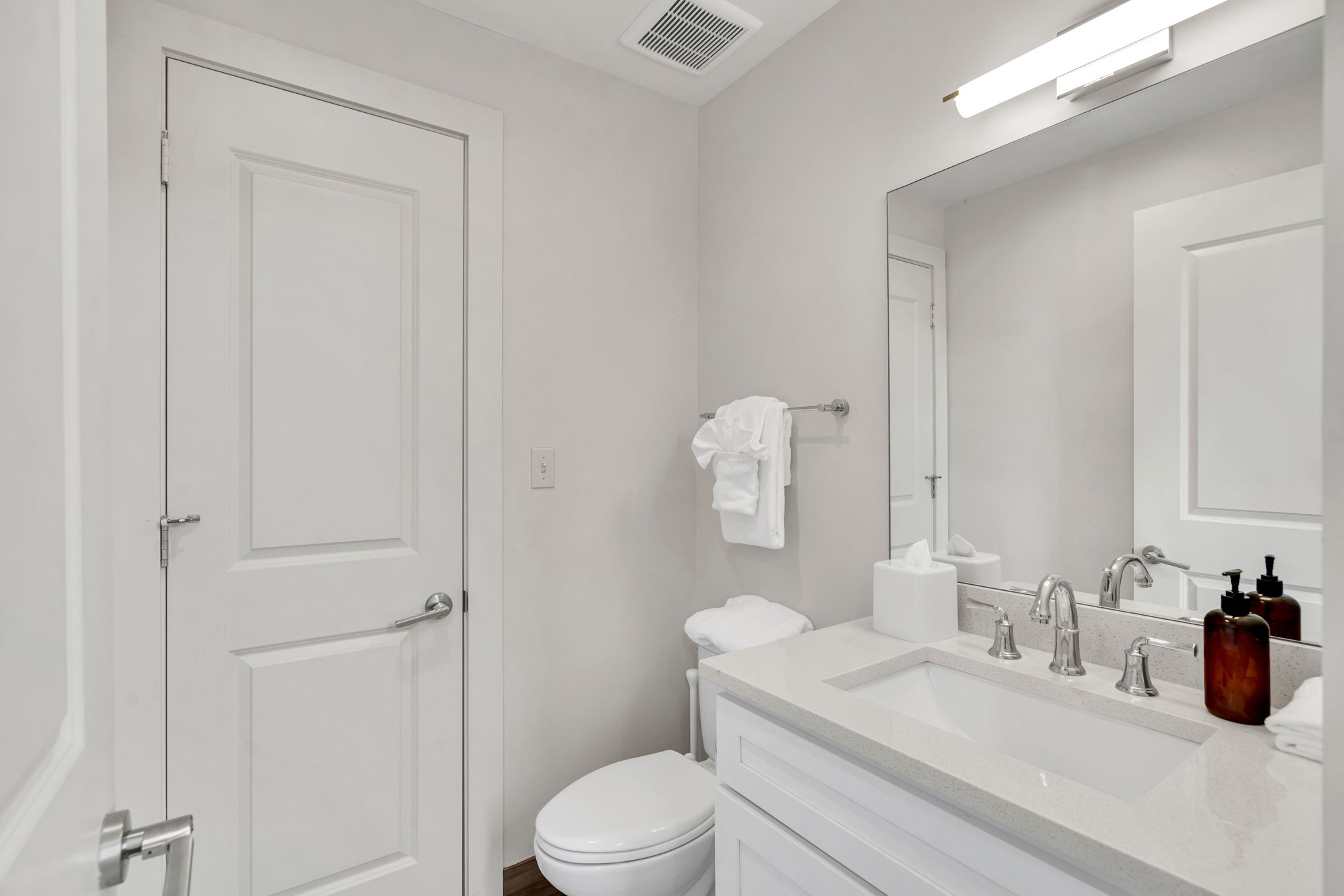 Full bathroom (unit 2)