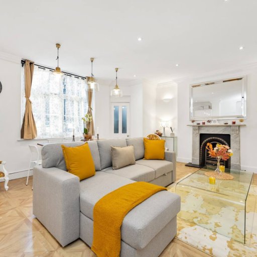 Victorian London 3 Bedroom 2 Bathroom Apartment