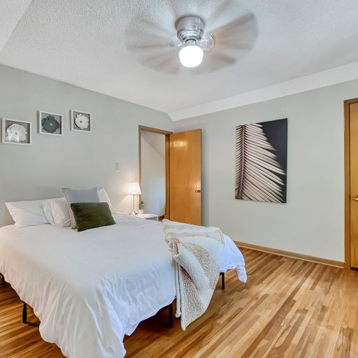 Bedroom 1 - queen bed