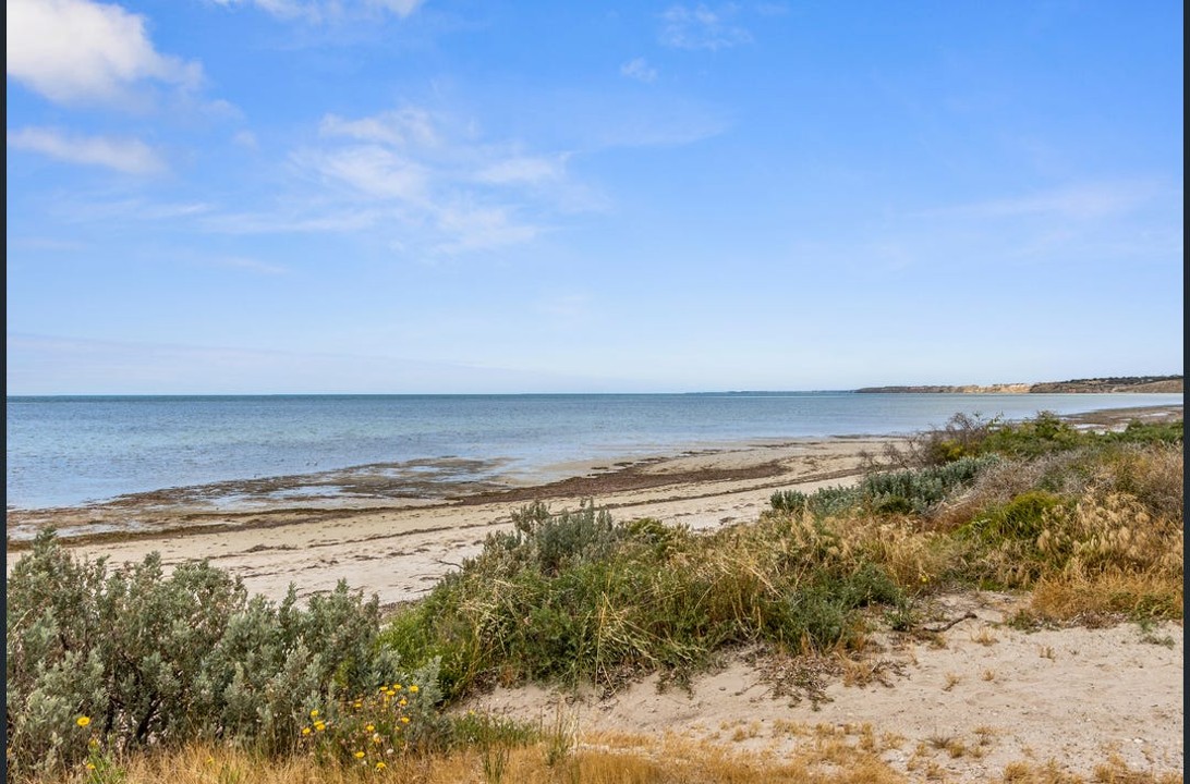 Short Walk to the Beach and Town Amenities
Easy access to Stansbury Beach, local supermarket, deli/takeaway, and the Dalrymple Hotel—all within walking distance.