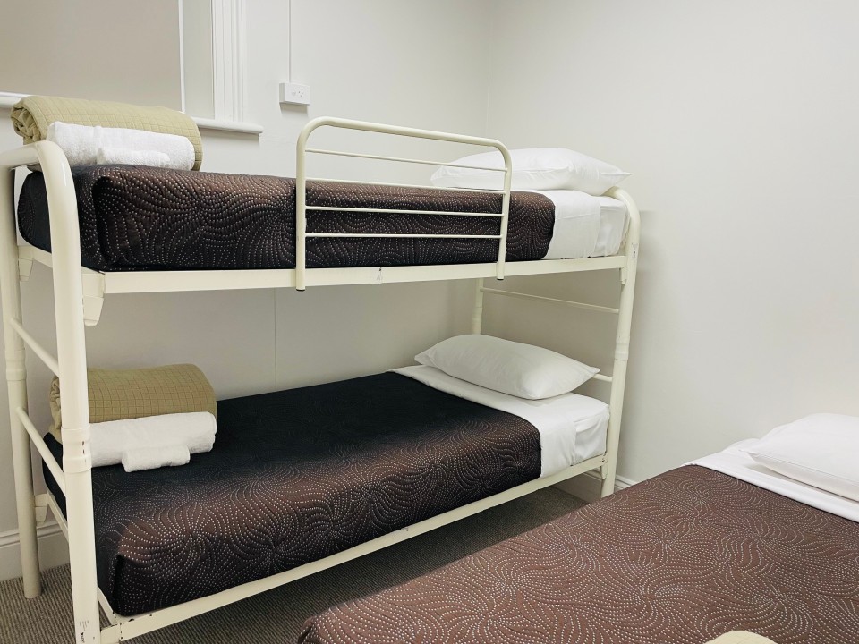 Sleeps up to 5 guests with a flexible bedding configuration (1 Queen + 1 Bunk + 1 Single).