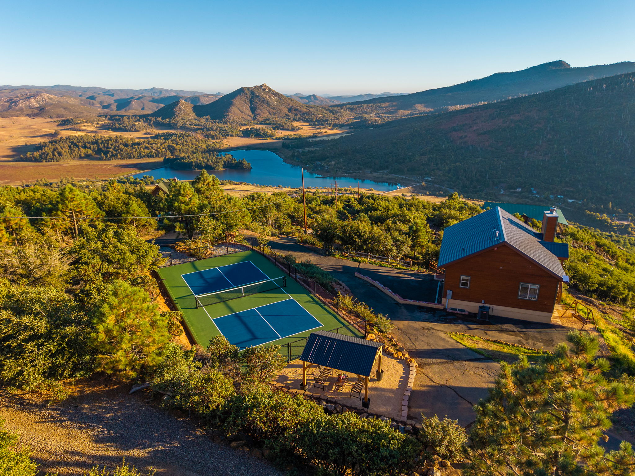 Wild Moon Ranch — 5,400ft Views, Cedar Tub, Pickleball