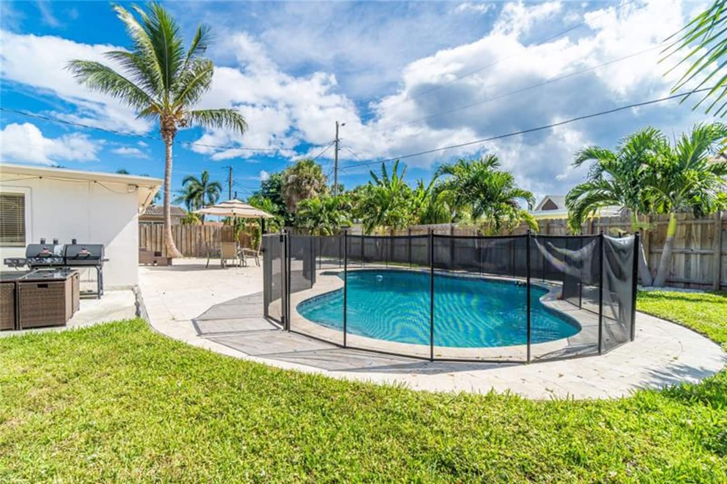 Custom Pool And Beautiful Outdoor Space - Charming Family Haven - Deerfield Beach, FL