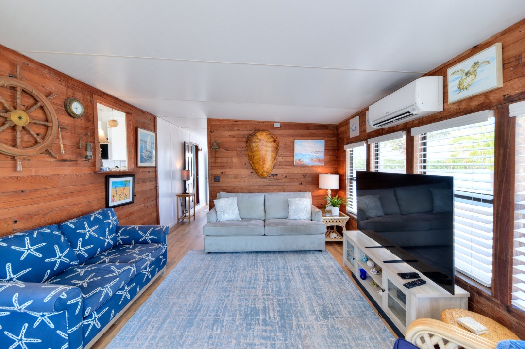 Windy Point Oceanfront in Geiger Key — Livingroom