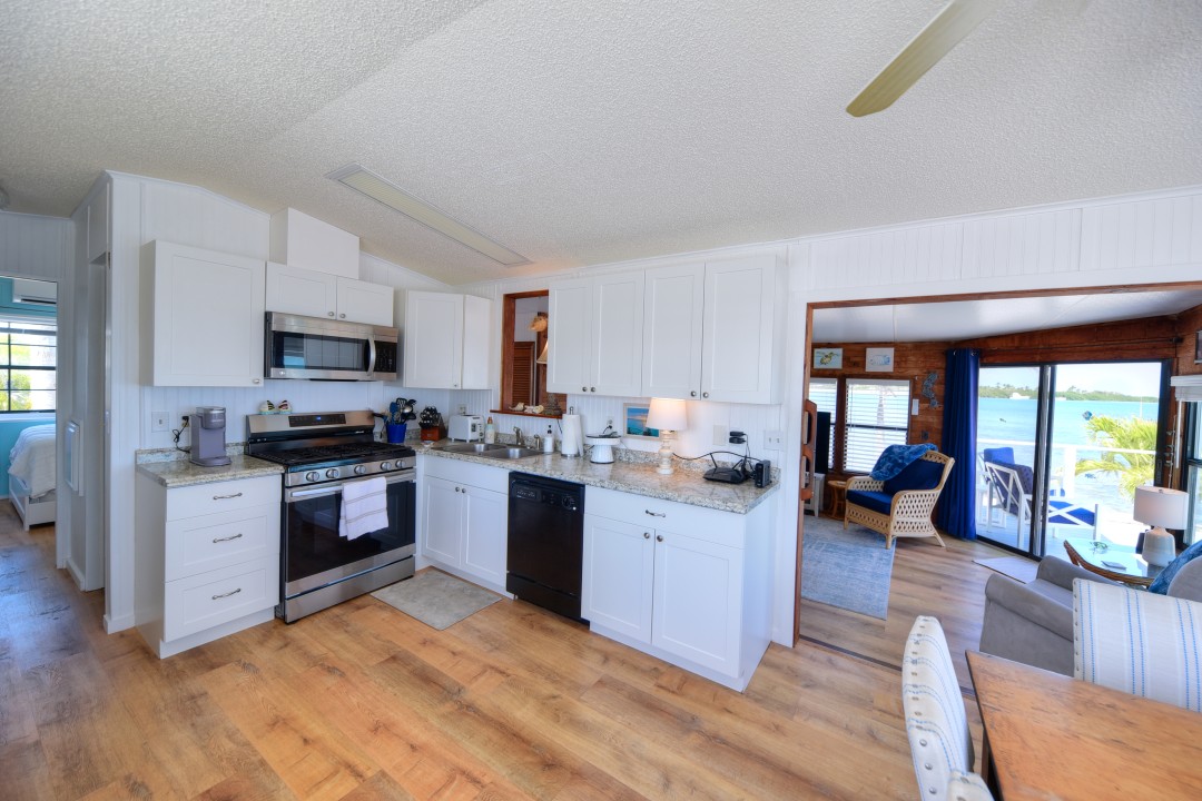 Windy Point Oceanfront in Geiger Key — Kitchen