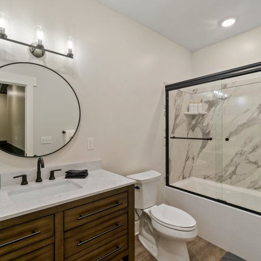 Second Full Bath – Soaking Tub, Stylish Vanity & Fresh Towels