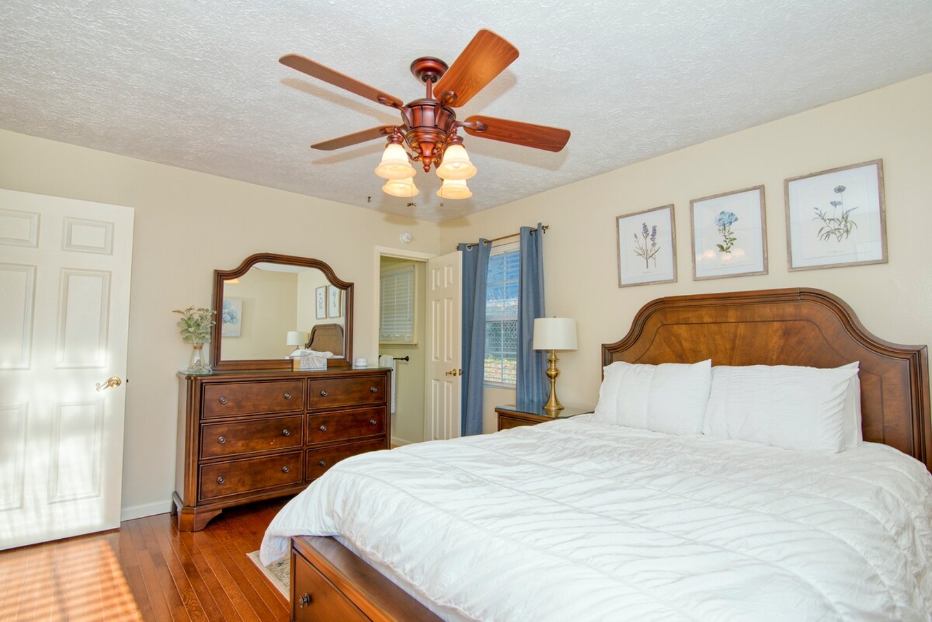 Calm & Spacious | 5 Star Location | Queen Beds photo 2