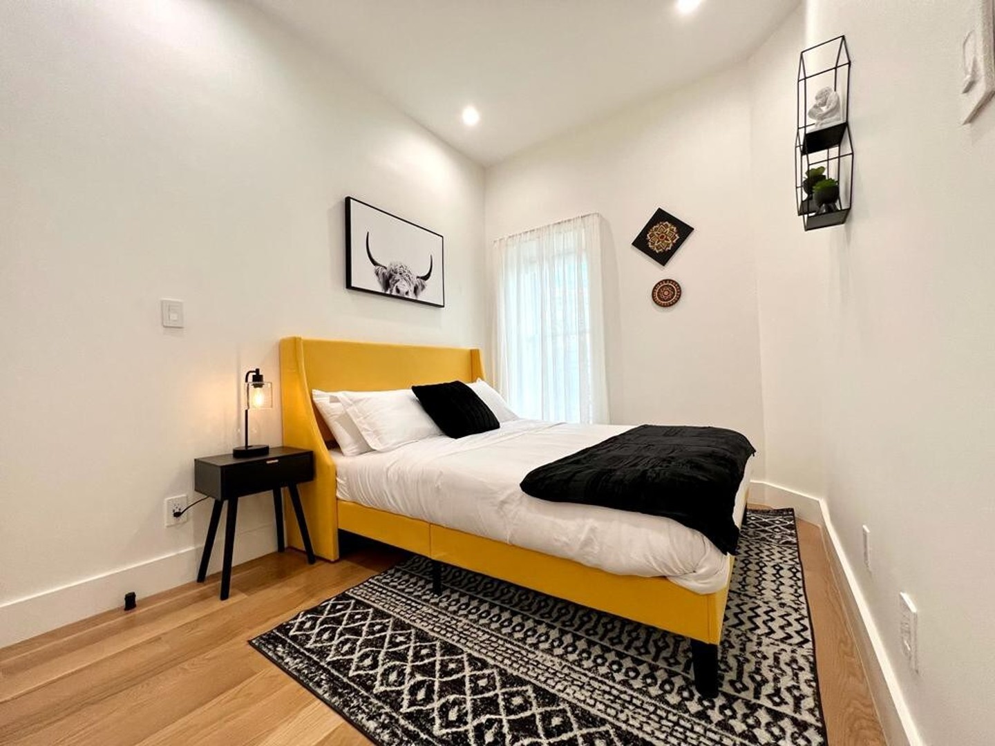 Bedroom w/ Queen size bed