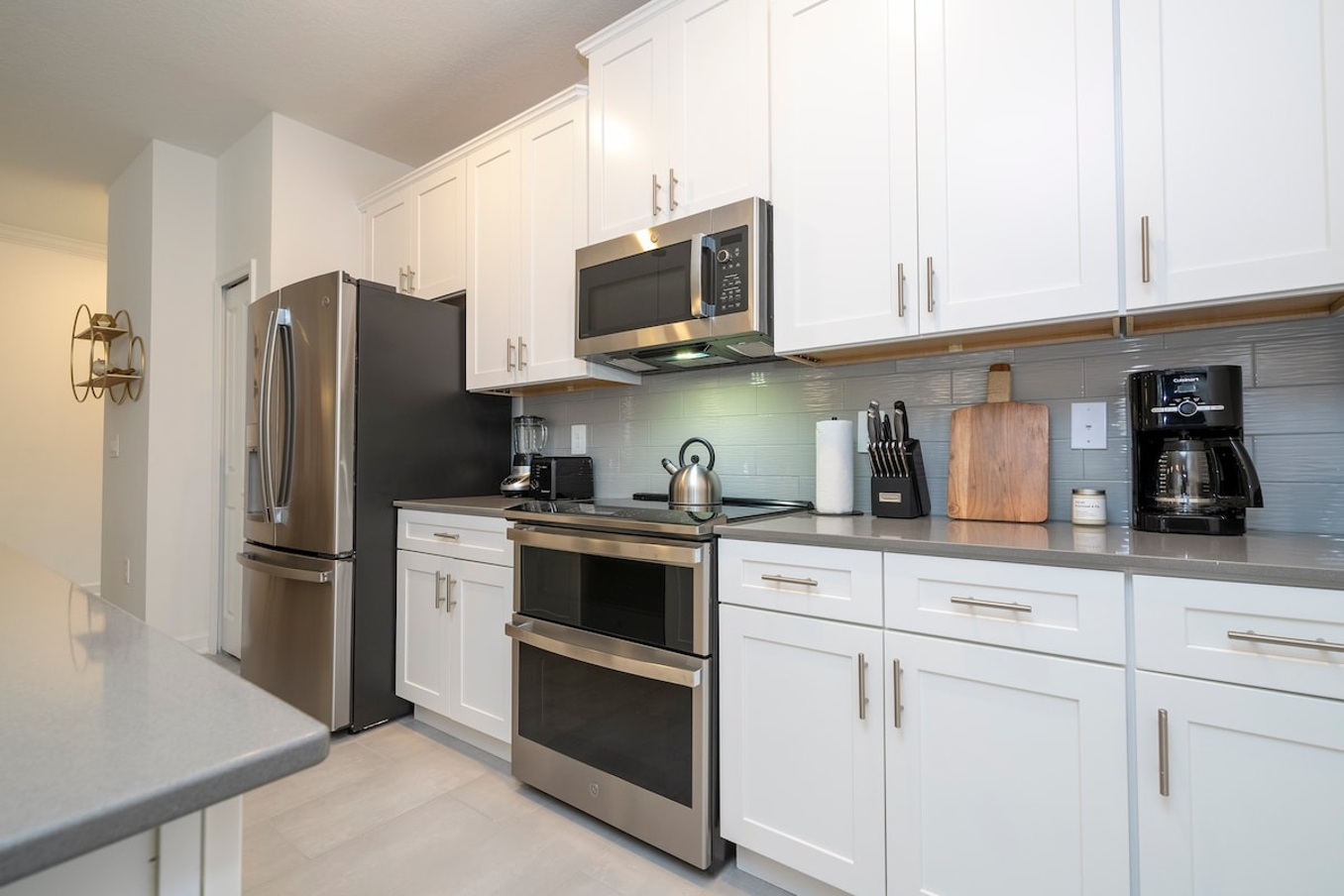 This is a modern kitchen and It is the perfect place for families to gather, recipes to be born, and unforgettable memories to be made. This kitchen is sure to make your vacation a memorable one! 🌴🍹


