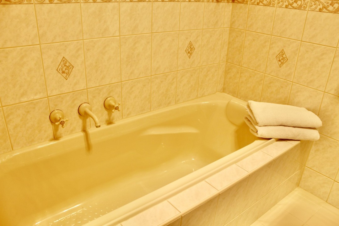 Two bathrooms including a bathtub for added convenience