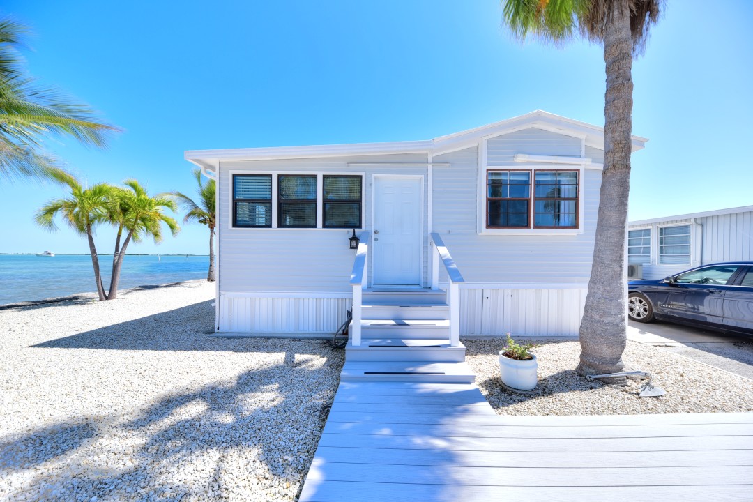Windy Point Oceanfront in Geiger Key — Front