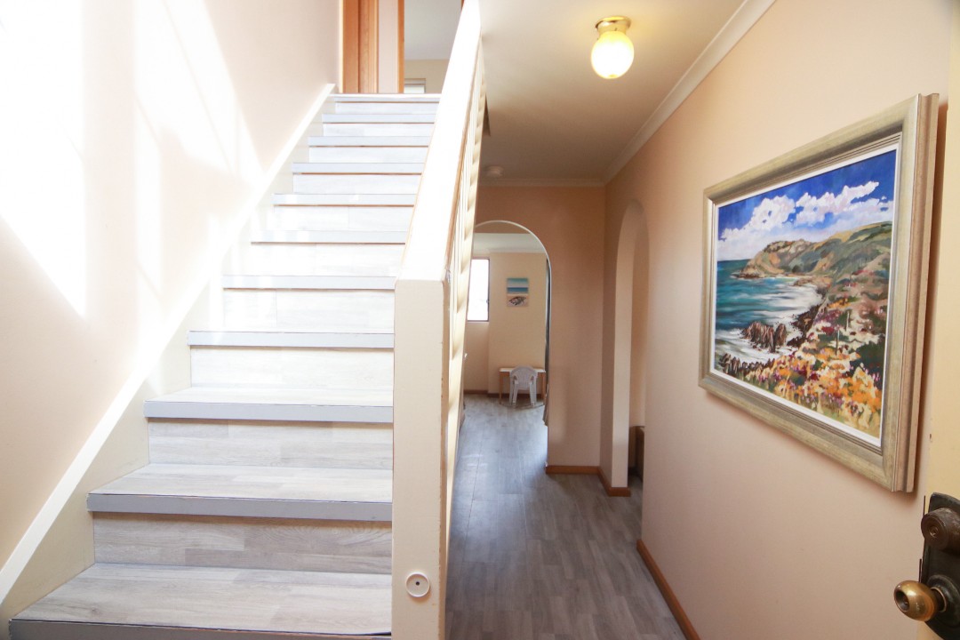Easy access to popular walking tracks such as The Bluff and Franklin Parade—perfect for outdoor enthusiasts.