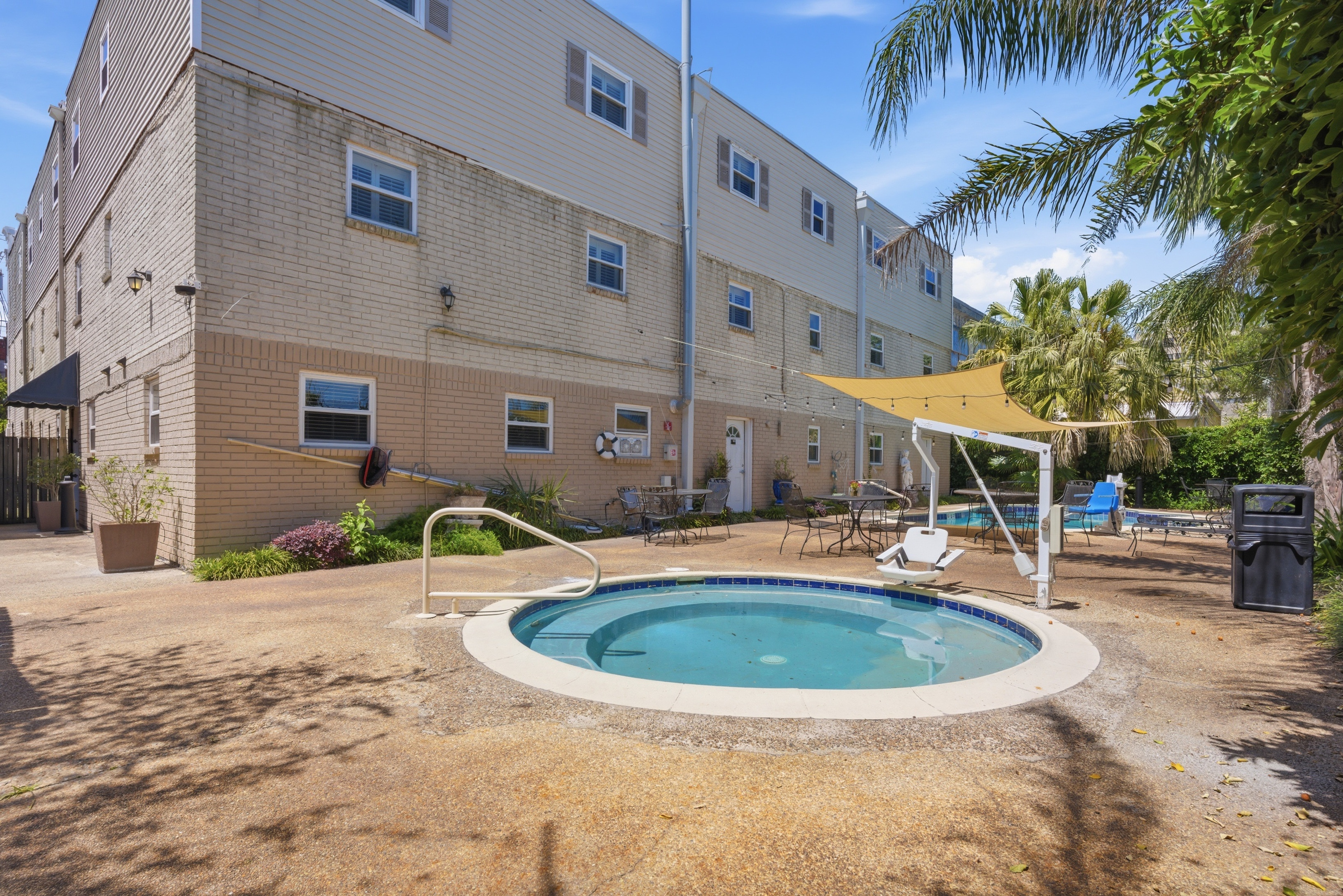 Sparkling hot tub for slower moments