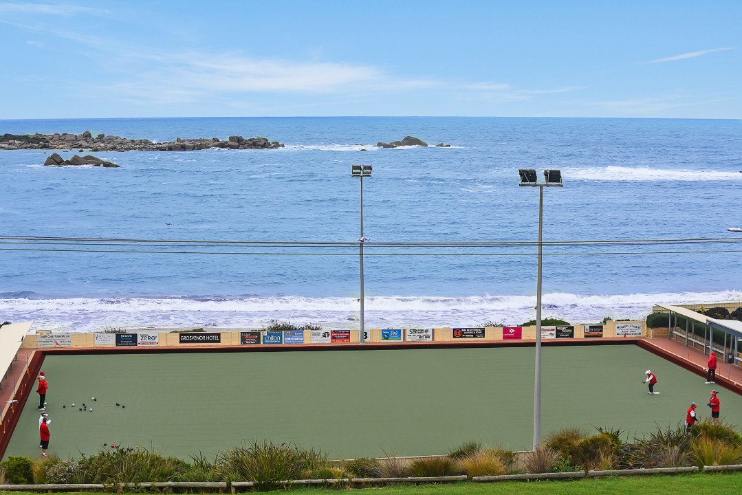 Walking distance to cafés, restaurants, and local pubs