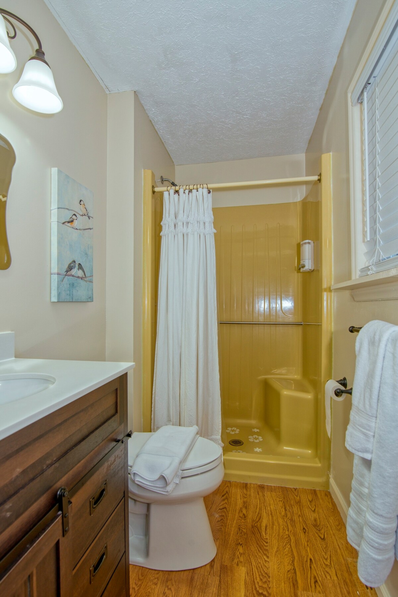 Calm & Spacious | 5 Star Location | Queen Beds photo 4