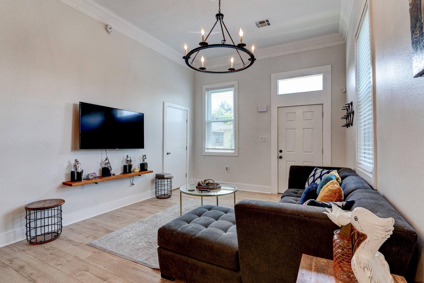 Living room space equipped with a tv