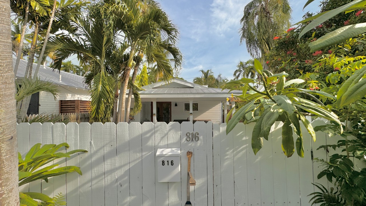 Carsten Lane Cottage — Street shot