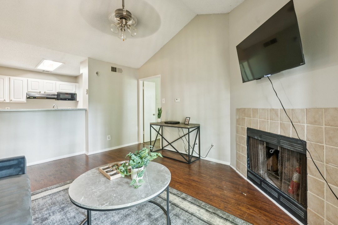 The Davis · Unit 1824 2/2