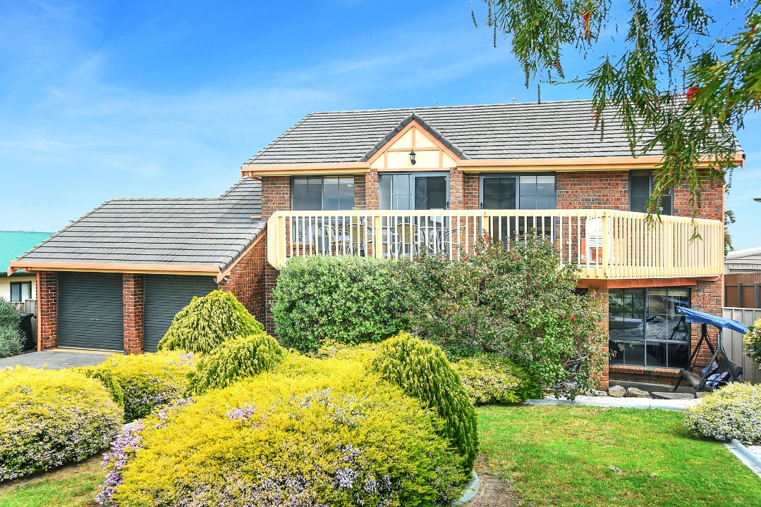 External Security Cameras Only
Cameras at the driveway and backyard offer peace of mind with no impact on privacy—no indoor surveillance.