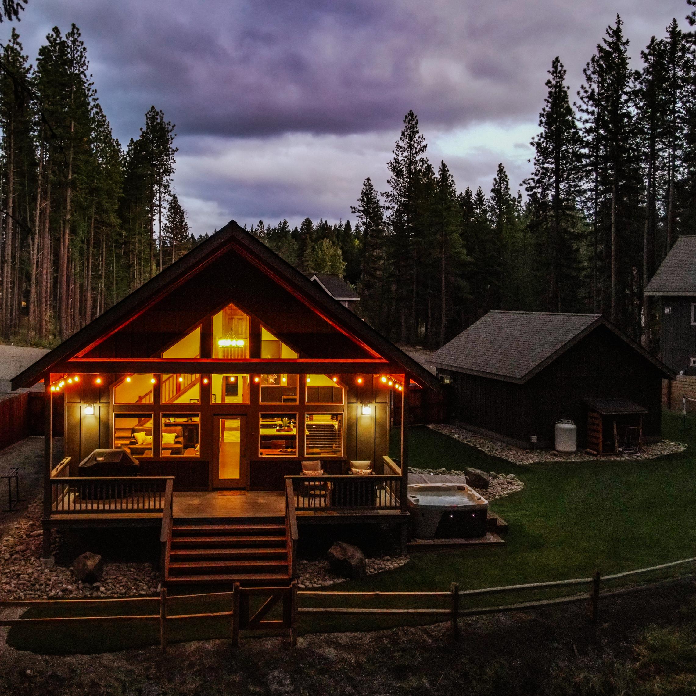 3br Forest Cabin, Hot Tub, Game Room, Big Backyard - Washington