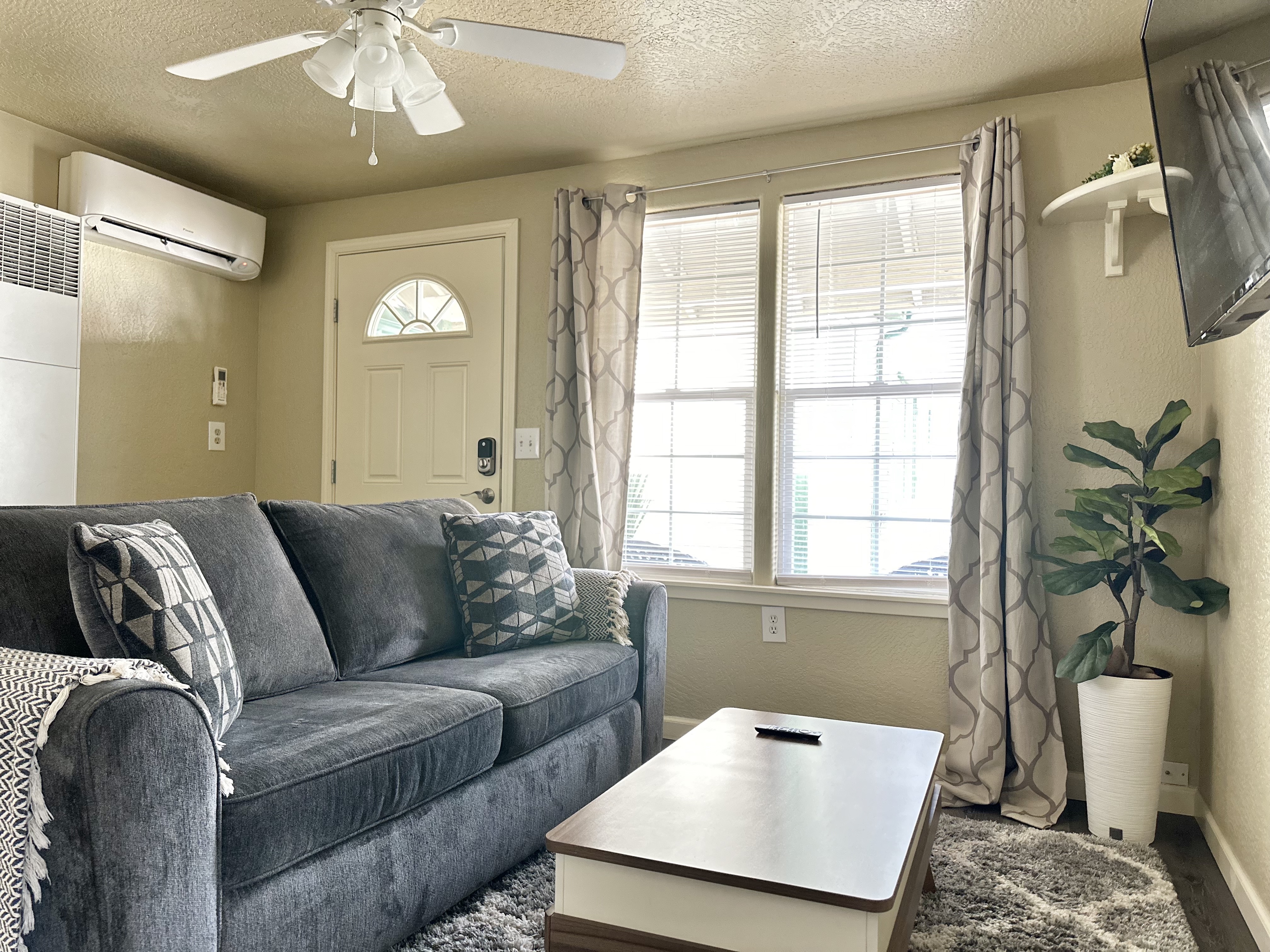 Dual Living Spaces And Fenced Courtyard - Charming Urban Retreat - Medford, OR