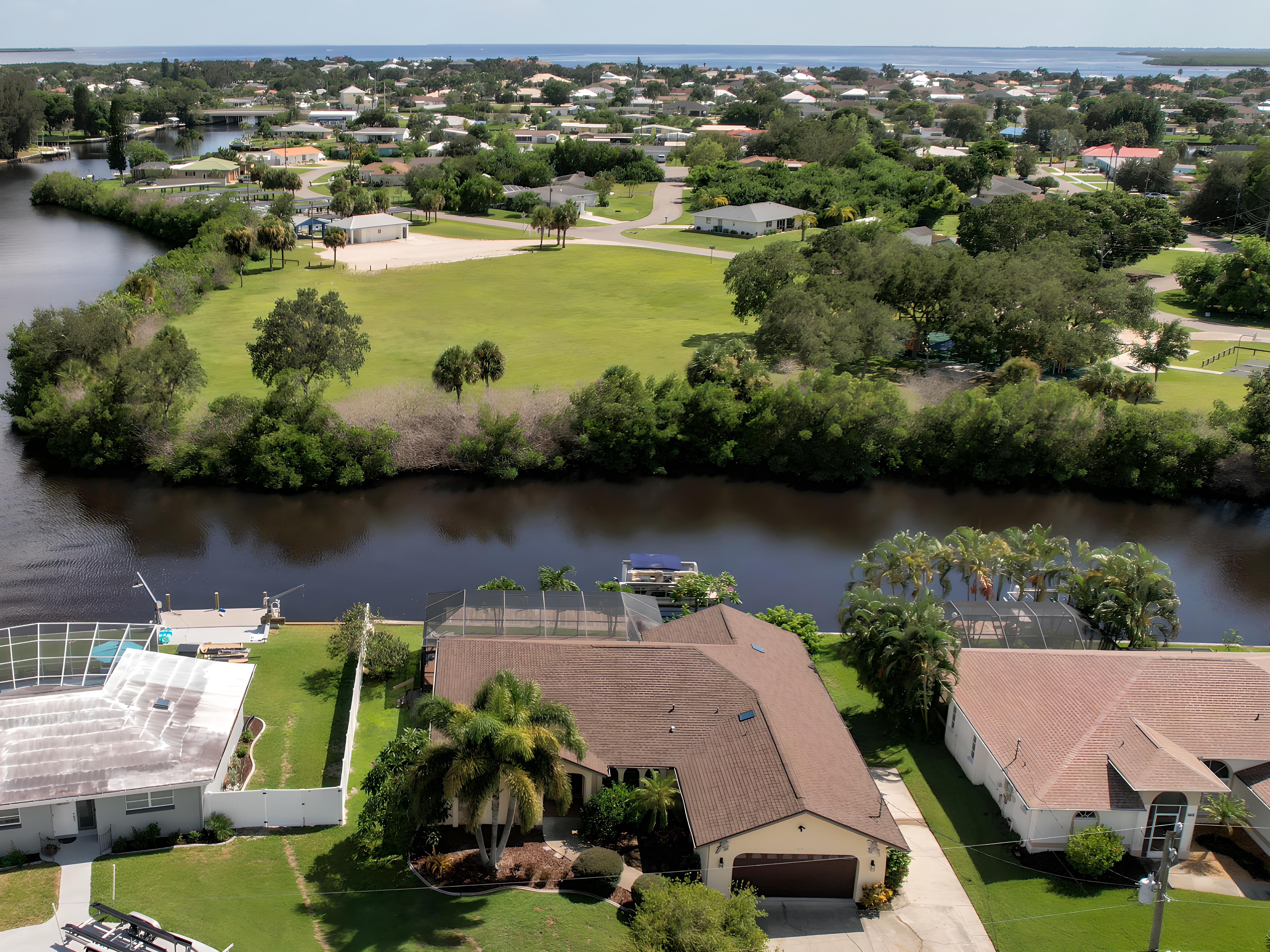 147 Francis | Port Charlotte photo 4