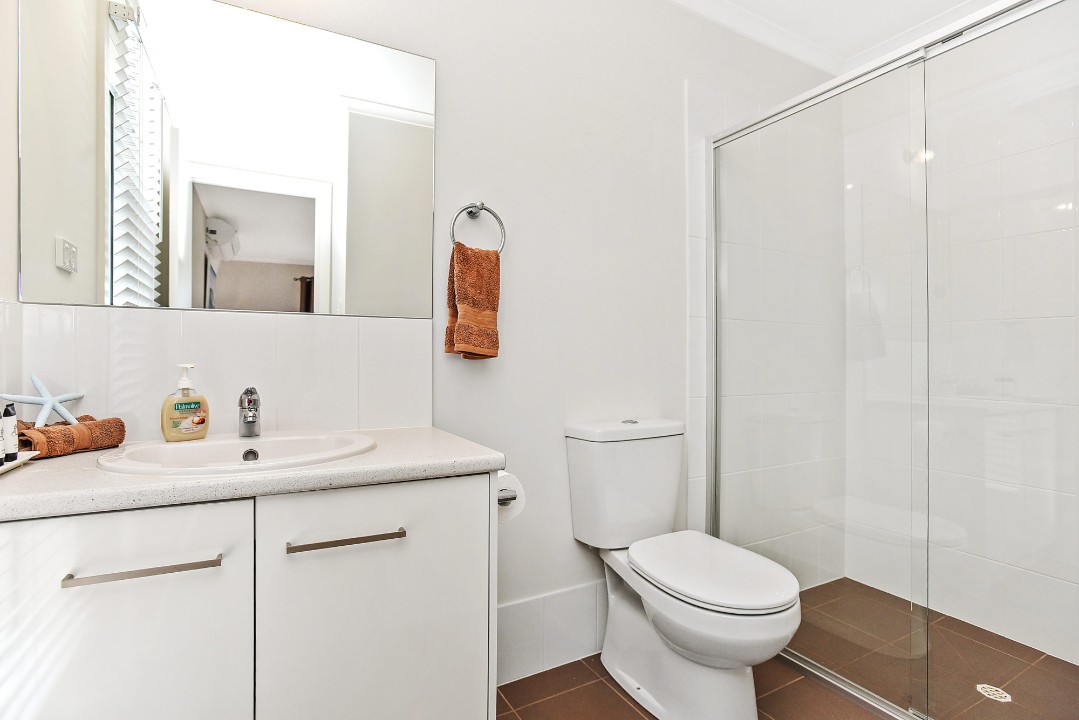 Includes a main bathroom with shower and bath and an ensuite with shower, ideal for families or groups.