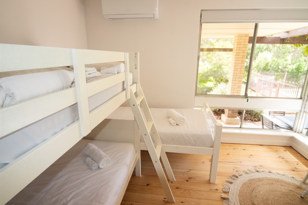 Spacious 5-Bedroom Layout – Sleeps up to 11
Includes a master suite with ensuite and built-in robes plus four additional well-appointed bedrooms to cater to large families or group bookings.