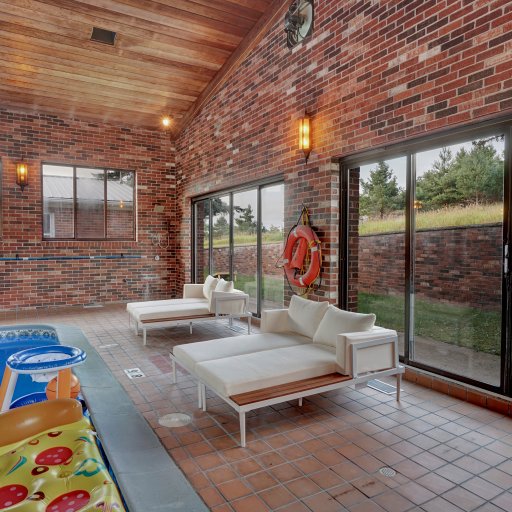 Additional lounge area – ideal for conversation or quiet downtime.