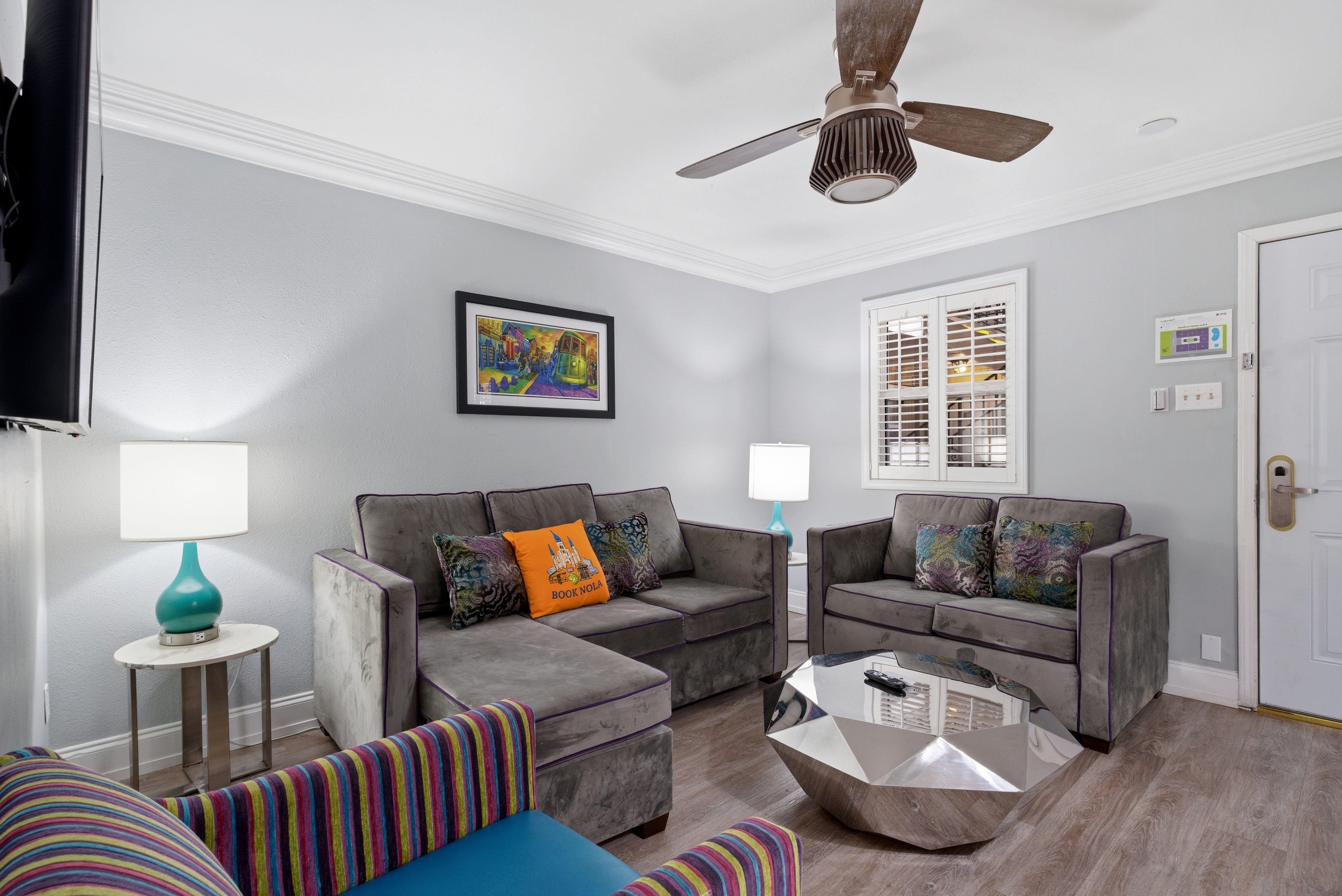 Modern Décor with Comfortable Seating