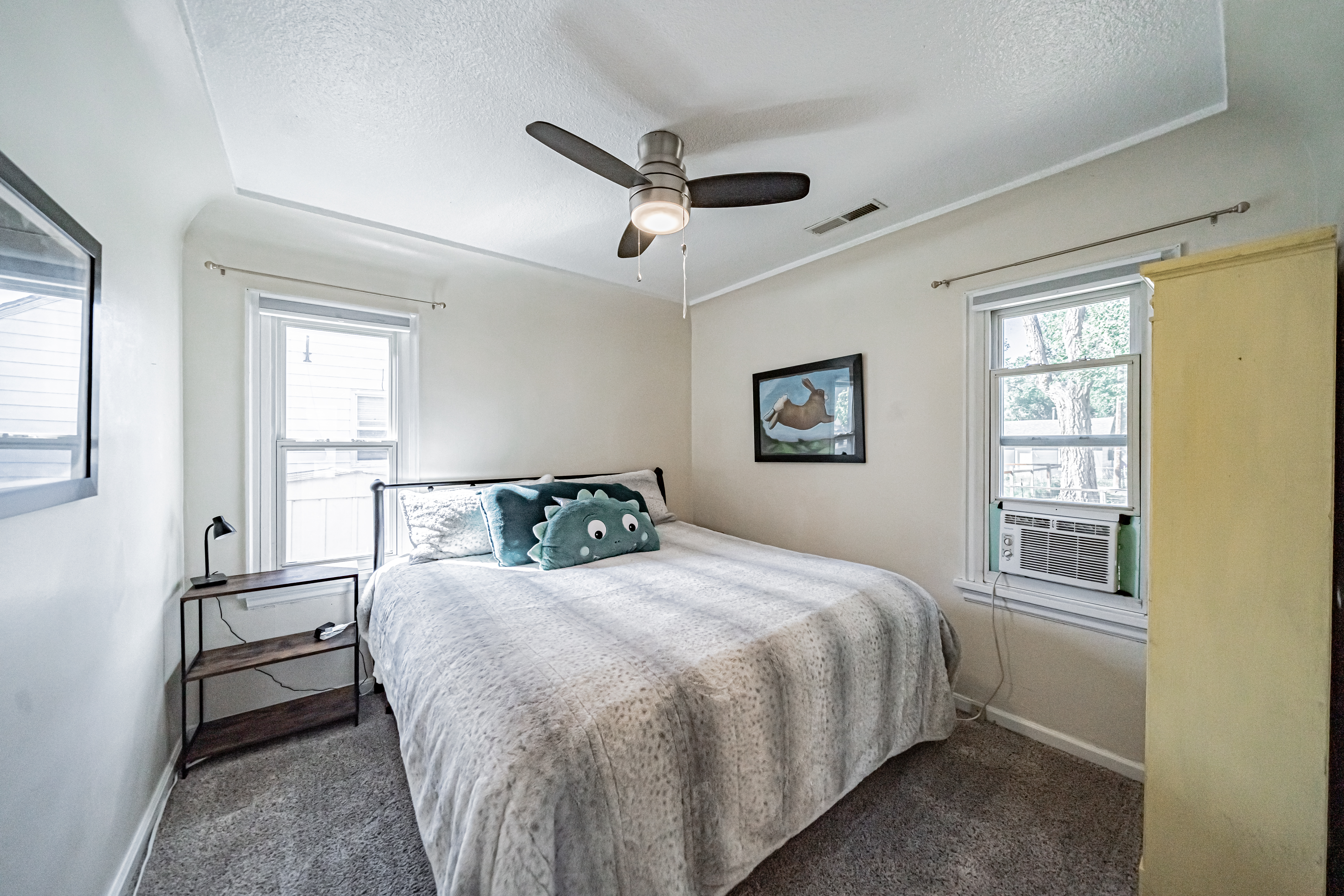 2br ISU Art House. 2 Blocks From Campus! photo 4